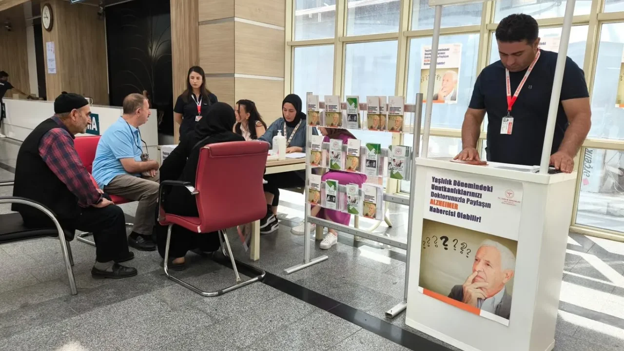 Alzheimer farkındalığı için Siirt'te özel stant kuruldu