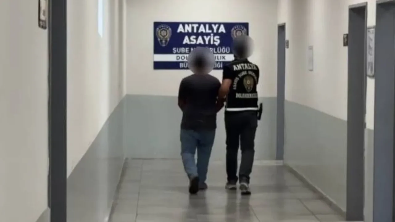 Antalya'da dolandırıcılık şüphelisi suçüstü yakalandı