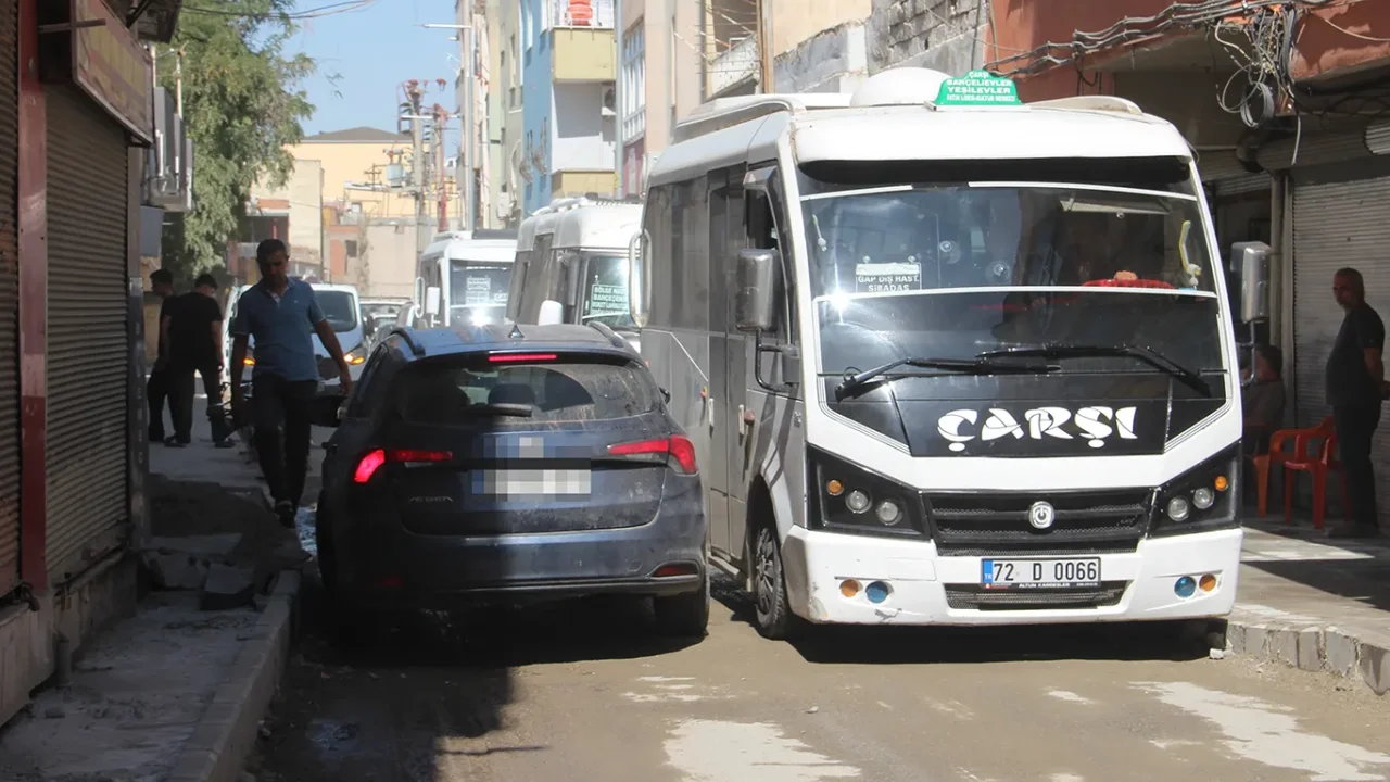 Batman'da yol çalışmaları esnafı ve halkı zorluyor