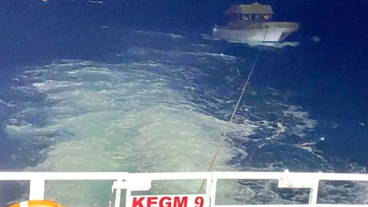 Çanakkale Boğazı’nda arızalanan tekne kurtarıldı
