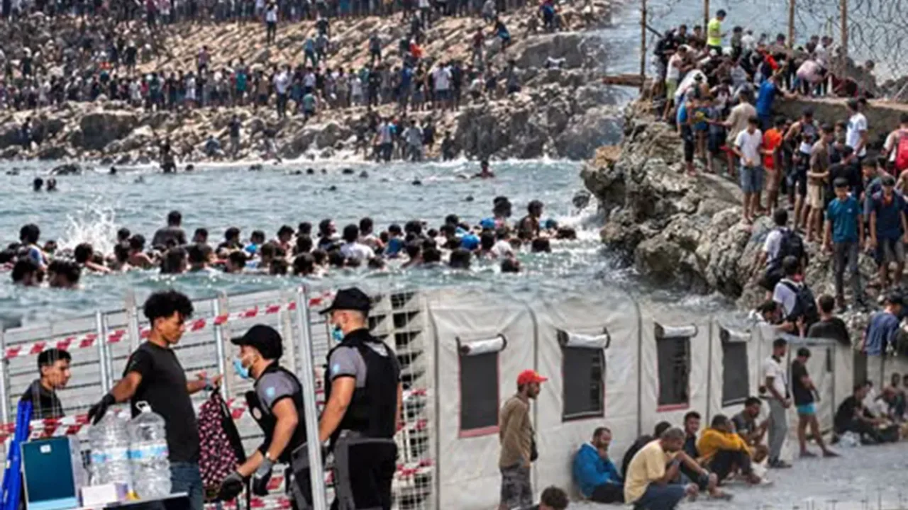Ceuta göçmen merkezi doldu: İnsanlar sahile yerleşti