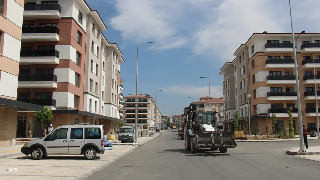 Deprem konutları teslimini bekleyen hak sahipleri.
