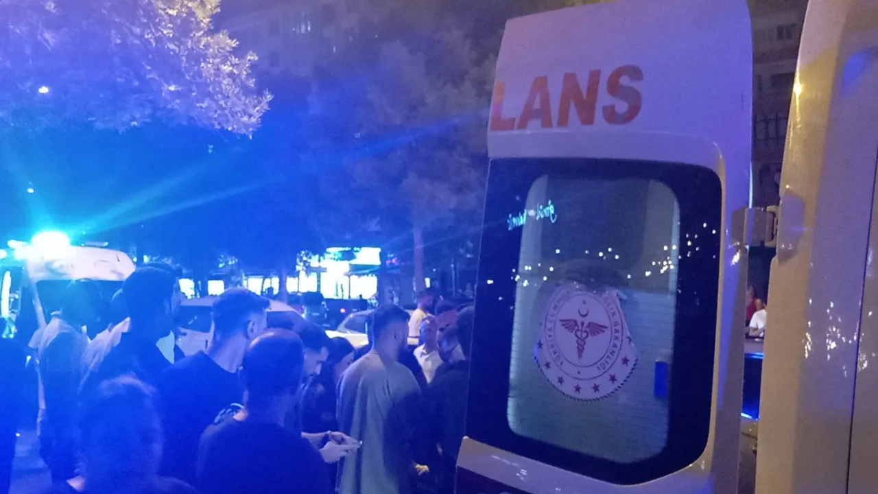 Diyarbakır'da 3 araç birbirine girdi: 1'i ağır 5 yaralı