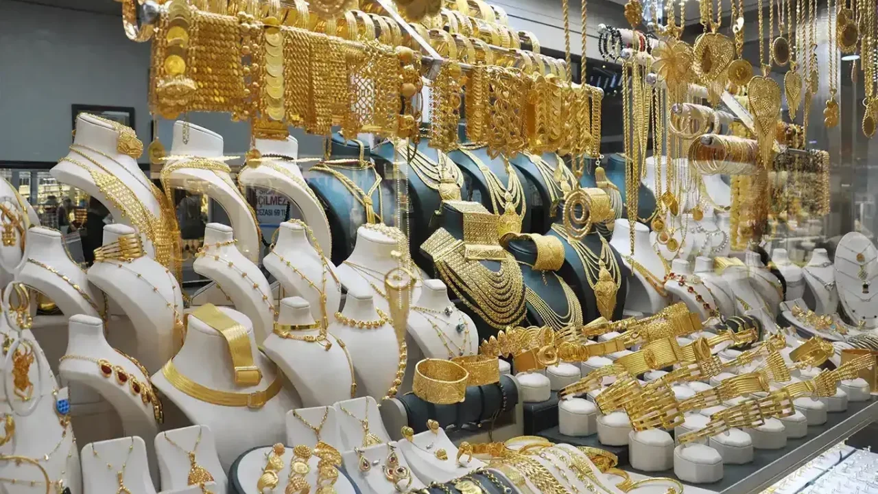 Gram altın güne yatay seyirle 6 bin 770 liradan başladı