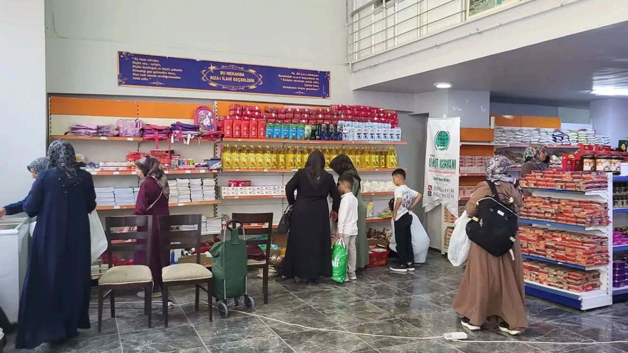 İhtiyaç sahibi ailelere yardım dağıtımını sürdürüyor