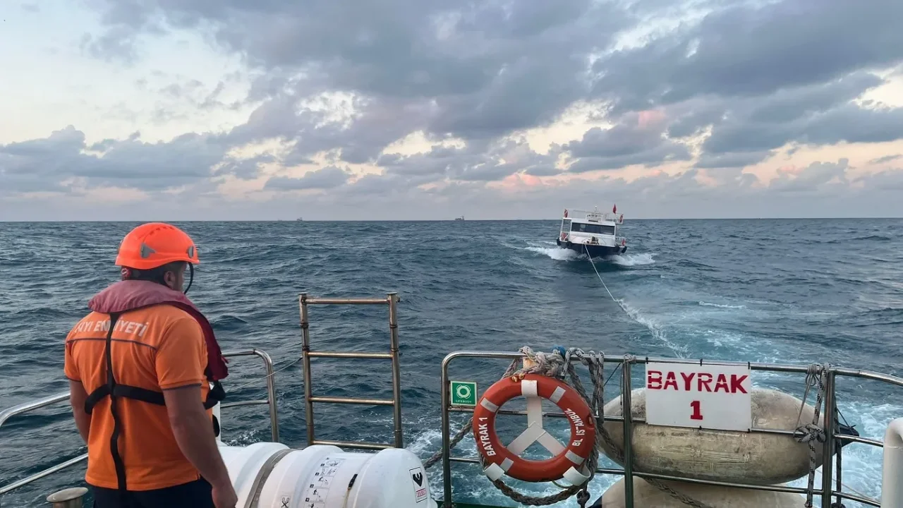 İstanbul'da arızalanan tekne Kıyı Emniyeti ekiplerince kurtarıldı