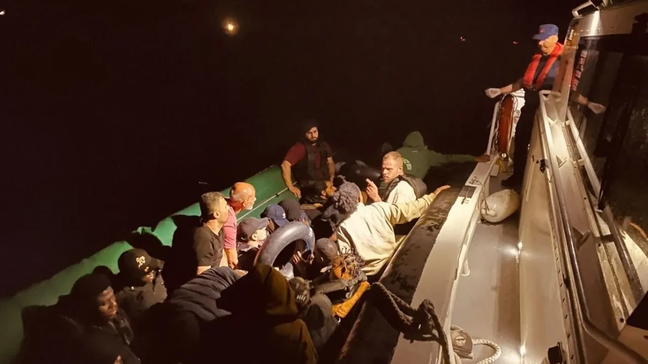 İzmir açıklarında 29 düzensiz göçmen yakalandı