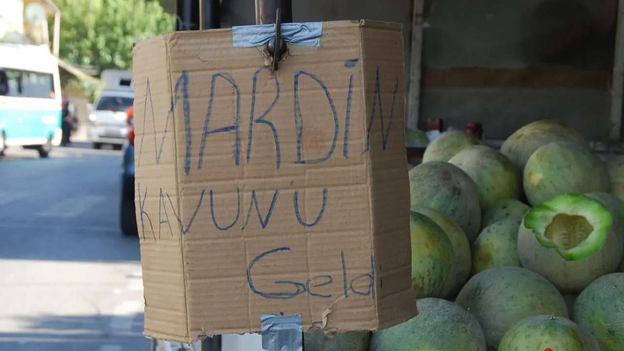 İzmir’de Mardin kavunu tezgâhlarda ilgi görüyor
