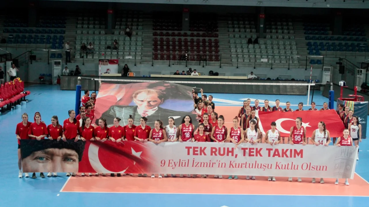 Kadın voleybol takımları İzmir'in kurtuluşunu kutluyor