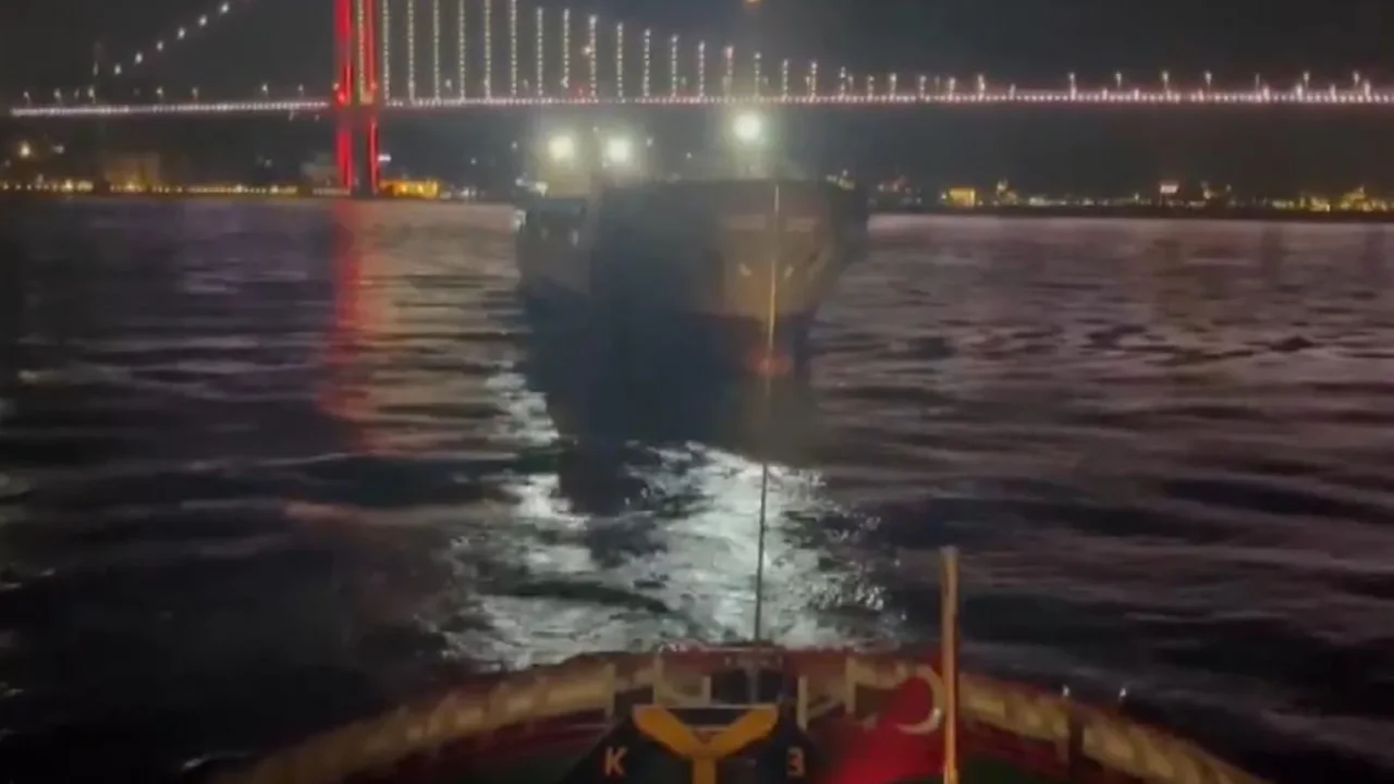 Kuru yük gemisi İstanbul Boğazı'nda kurtarıldı