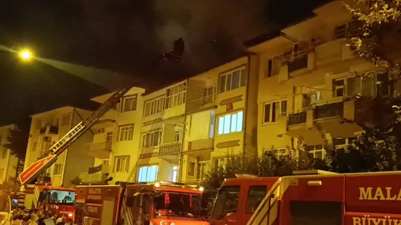 Malatya'da 4 katlı binanın çatısında yangın