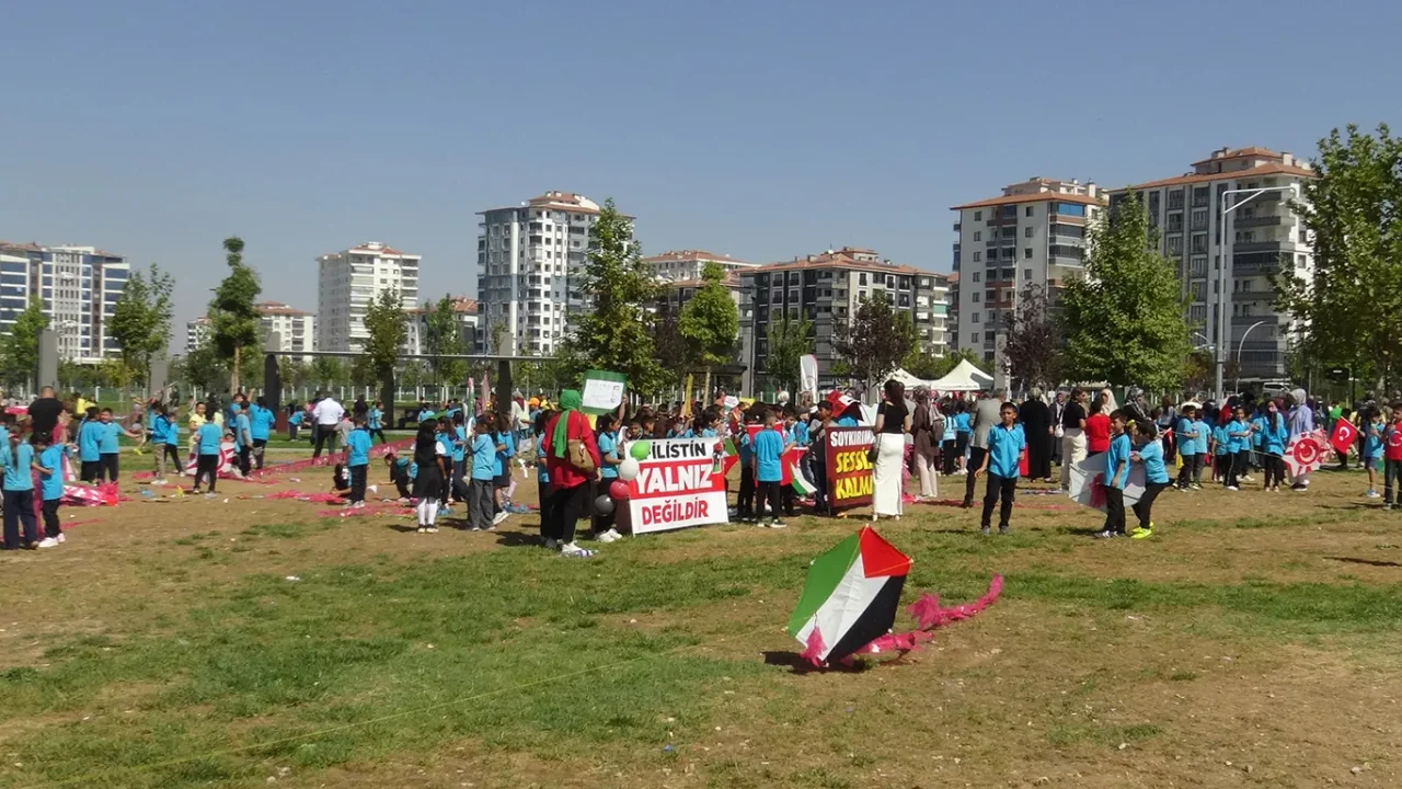 Malatya'da çocuklar Gazze için uçurtma uçurdu