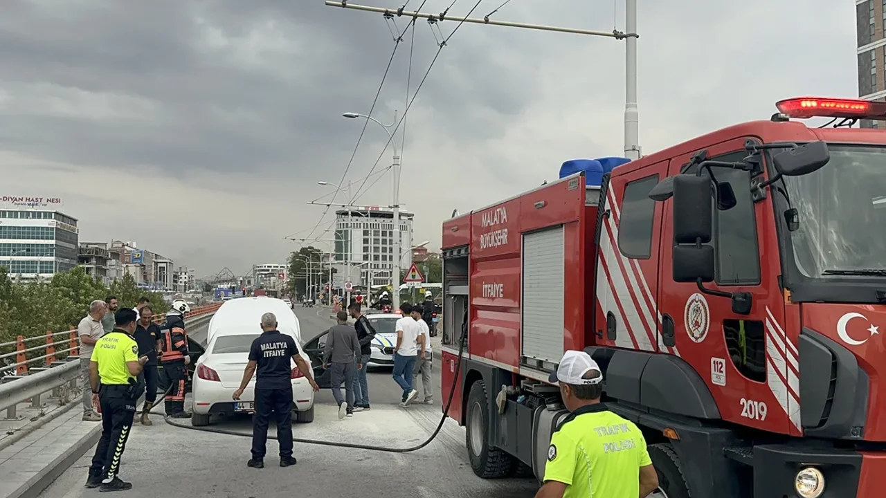 Malatya'da seyir halindeki otomobil aniden alev aldı