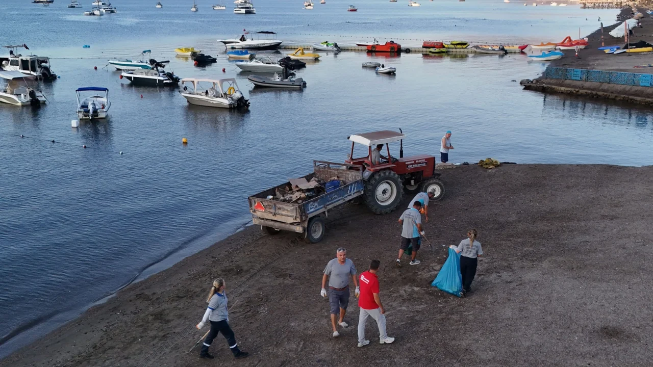 Marmaris Halk Plajı Temizlik Çalışmaları Sabah Başlıyor