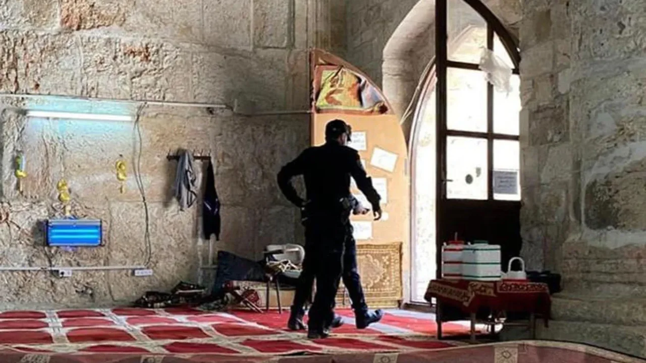 Mescid-i Aksa'da Bab er-Rahme baskınları sürüyor