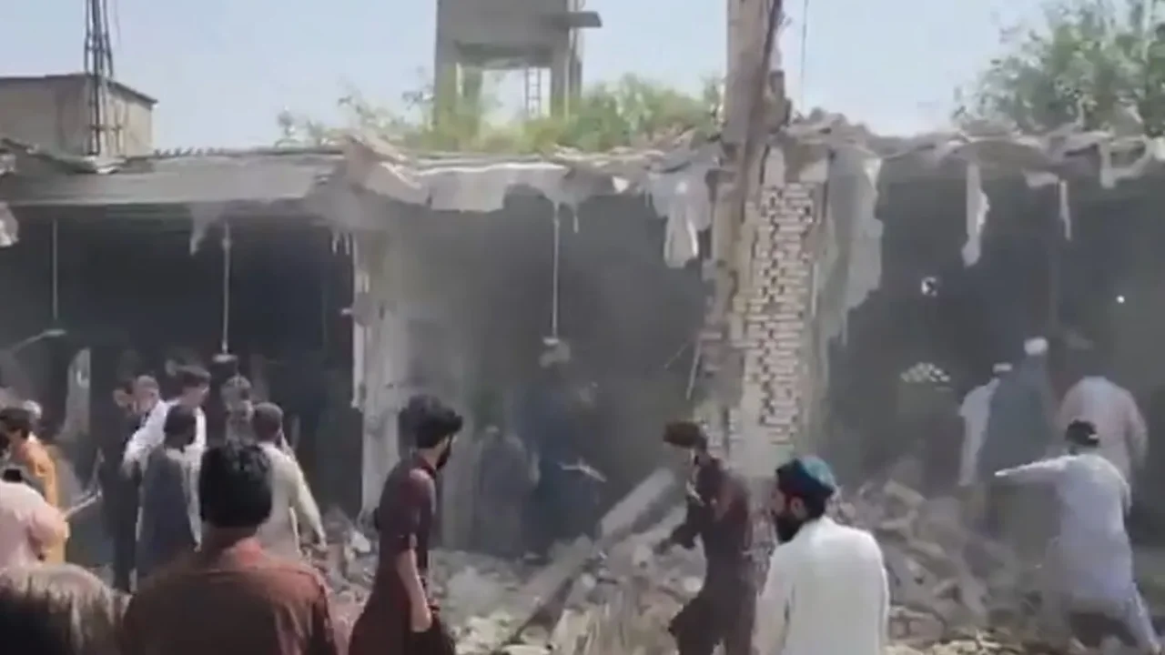 Pakistan'da camiye bombalı araçla saldırı: 5'i polis 11 ölü