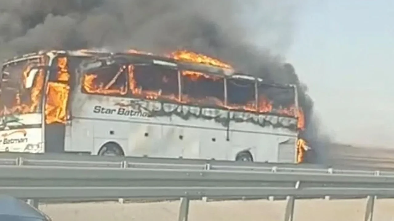 Şanlıurfa'da seyir halindeki yolcu otobüsü yandı