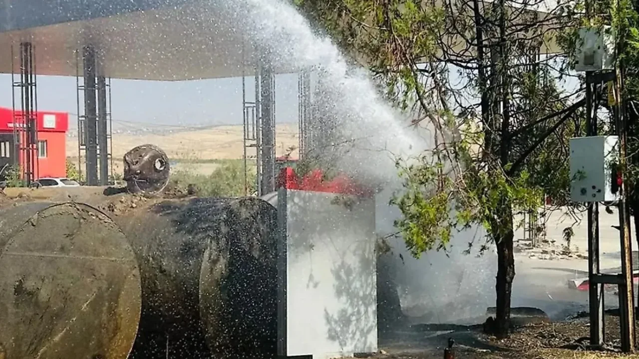 Siirt'te Akaryakıt İstasyonu Yangını Kontrol Edildi