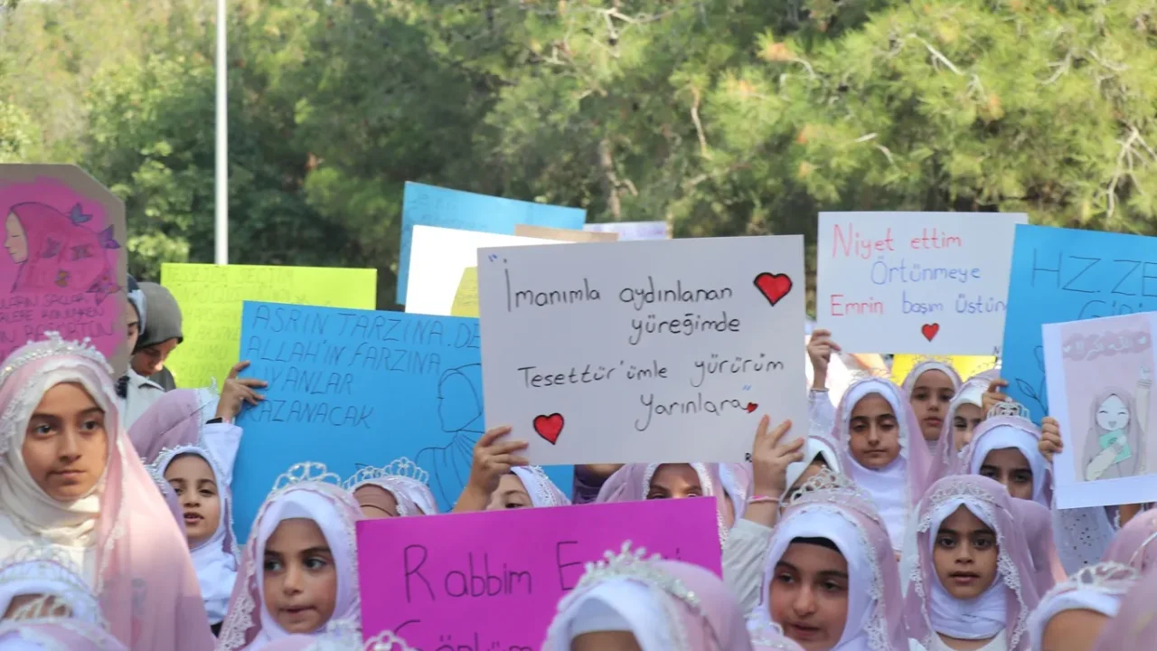 Tesettür eğitimi alan 200 kız için program düzenlendi