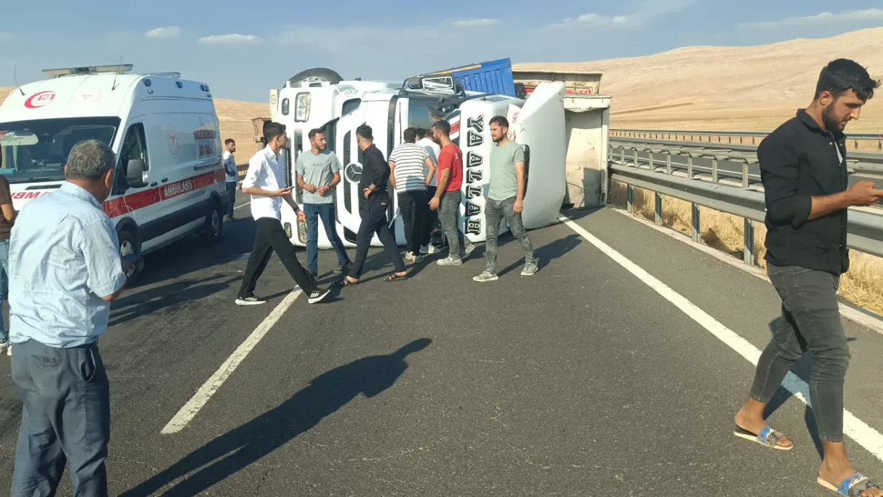 Tır kazası trafiği kilitledi: 20 kilometre kuyruk.