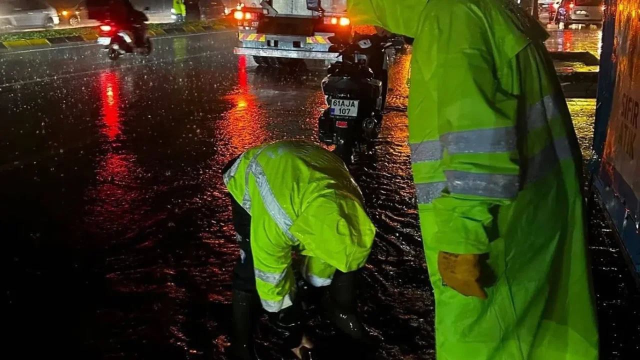 Trabzon'da sağanak ulaşımda aksamalara neden oldu
