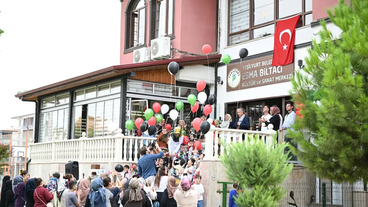 Uçurtmalar Gazze'deki çocuklar için gökyüzüne yükseldi