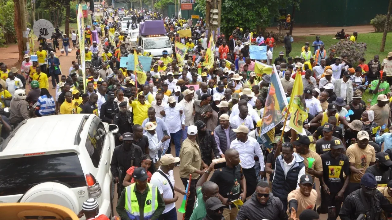 Uganda'da muhalif Lumbuye için Türkiye Büyükelçiliği önünde protesto