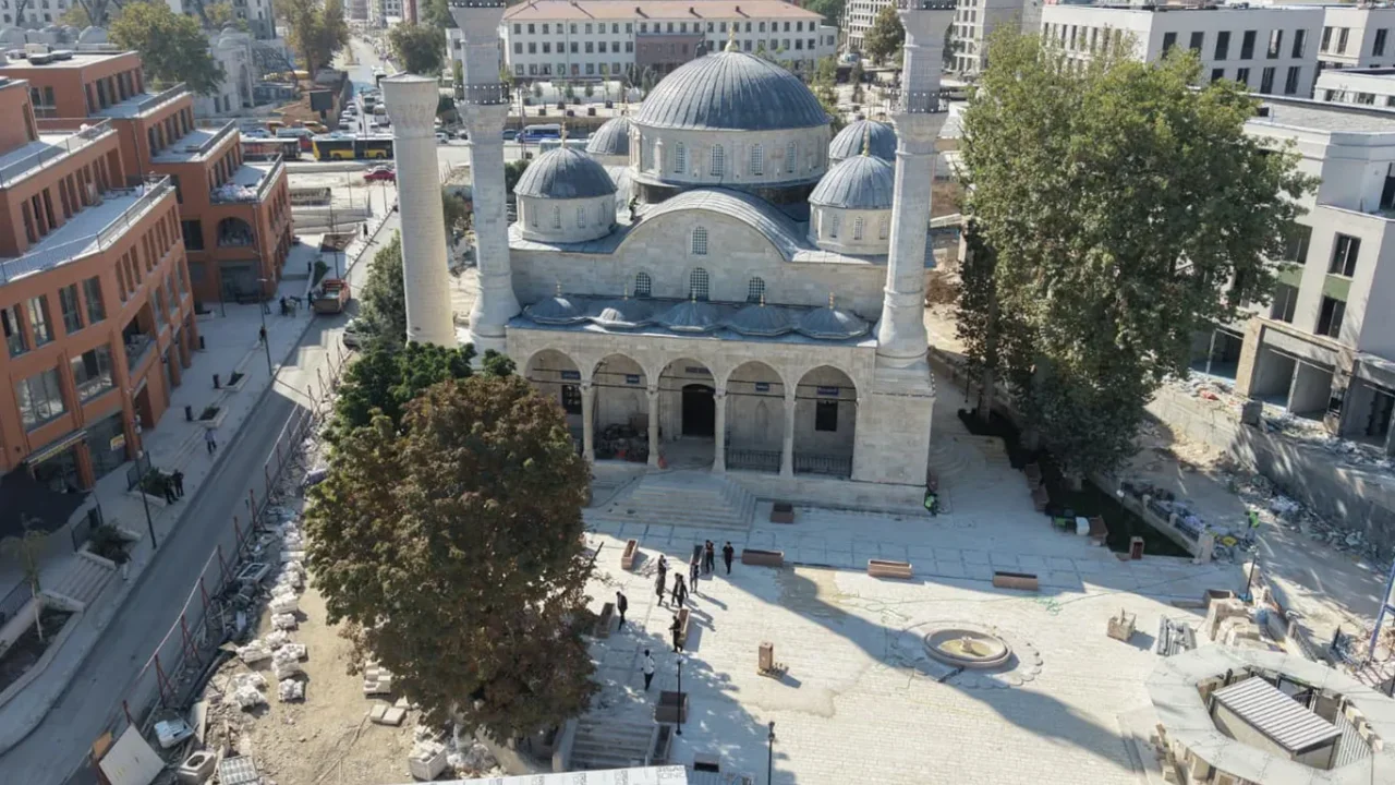 Yeni Cami ve Şemsiye Sokak Ay Sonunda Açılıyor